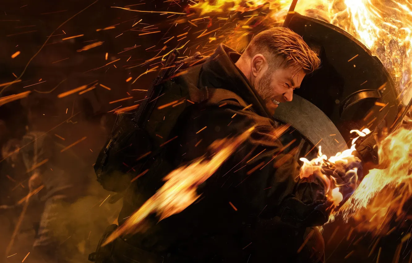 Фото обои огонь, пламя, фигура, профиль, щит, Крис Хемсворт, Chris Hemsworth, Тайлер Рейк: Операция по спасению 2
