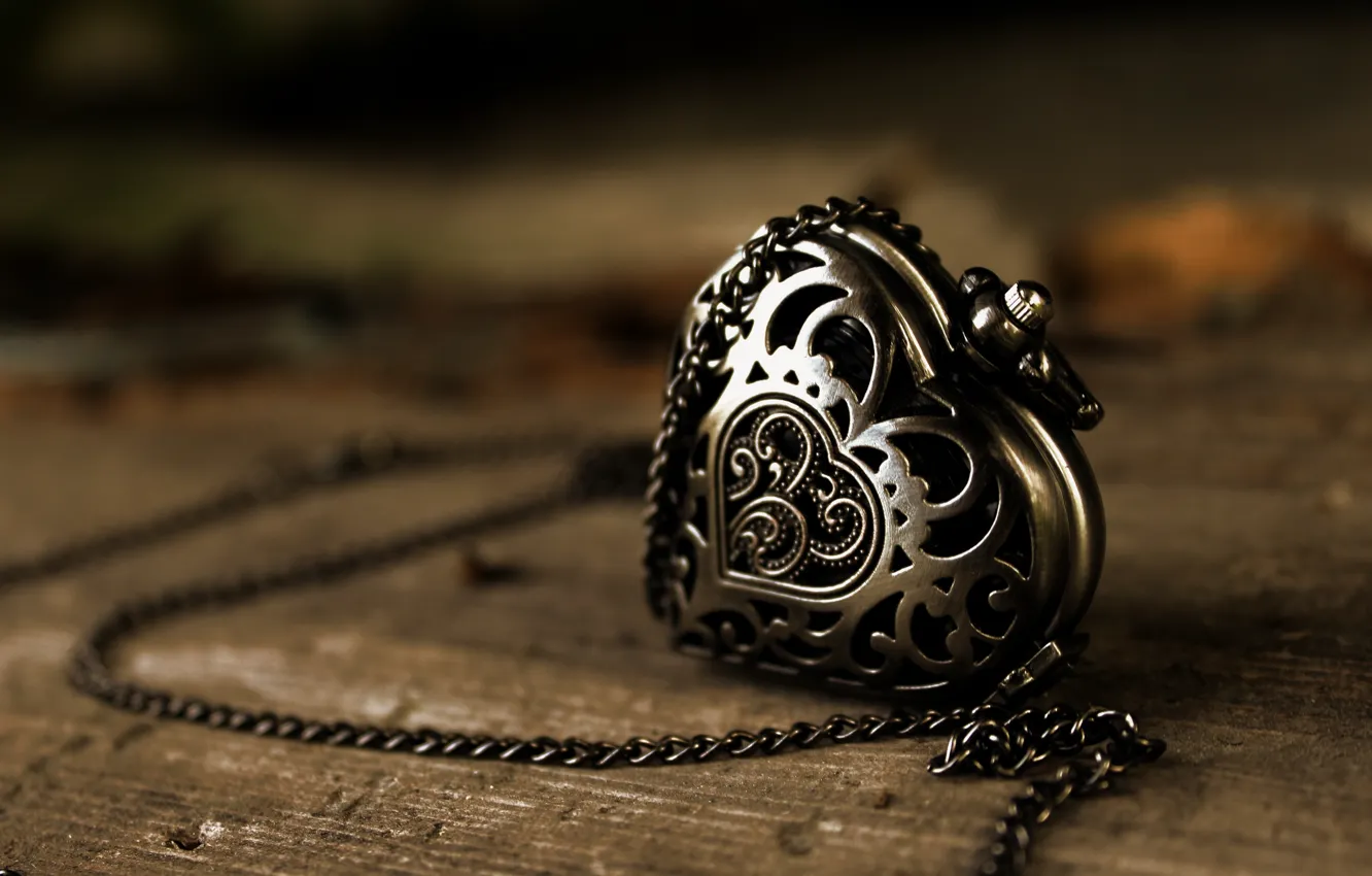 Фото обои металл, узор, сердце, кулон, цепочка, подвеска