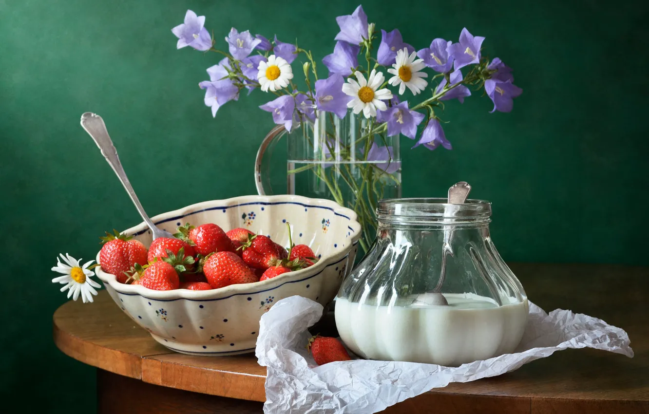 Фото обои лето, цветы, ягоды, стол, ромашки, букет, молоко, клубника