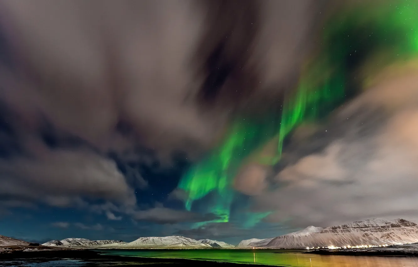 Фото обои небо, звезды, облака, горы, северное сияние, Норвегия