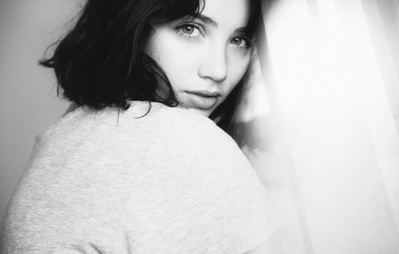 Фото обои взгляд, брюнетка, черно-белое, смотрит, Emily Rudd, эмили радд