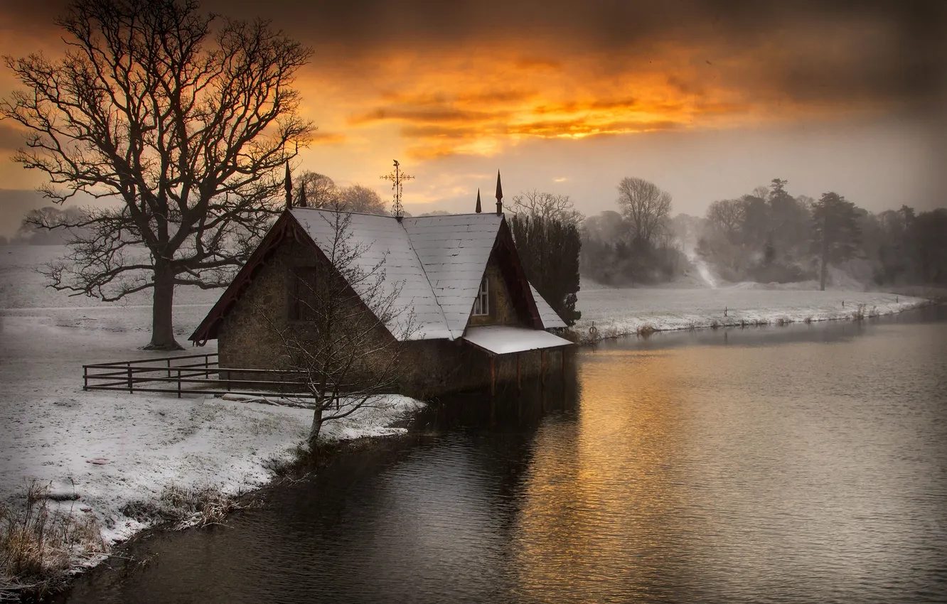 Фото обои house, river, trees, sunset, winter, snow, fog, reflection
