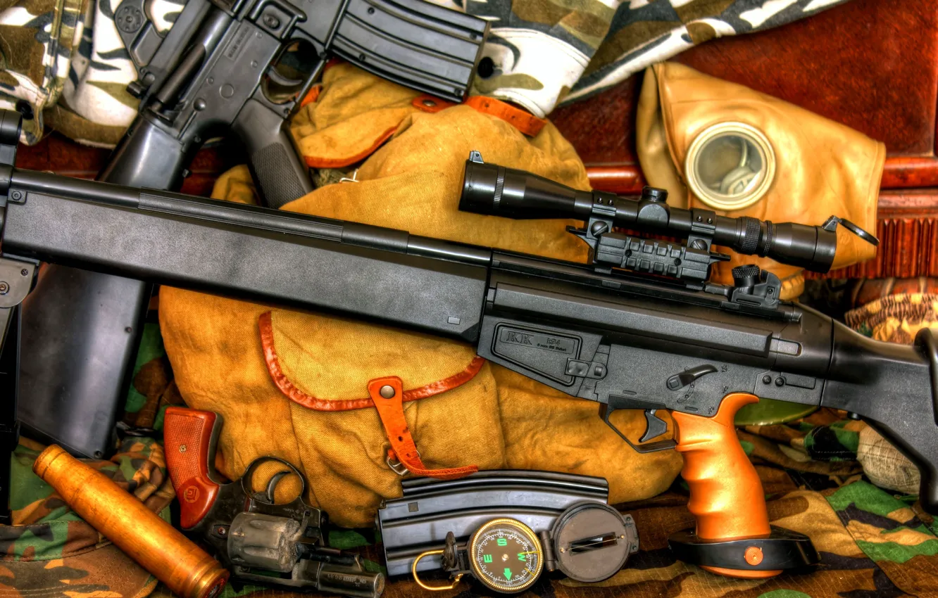 Фото обои противогаз, камуфляж, револьвер, рюкзак, компас, гильза, снайперская винтовка, штурмовая винтовка