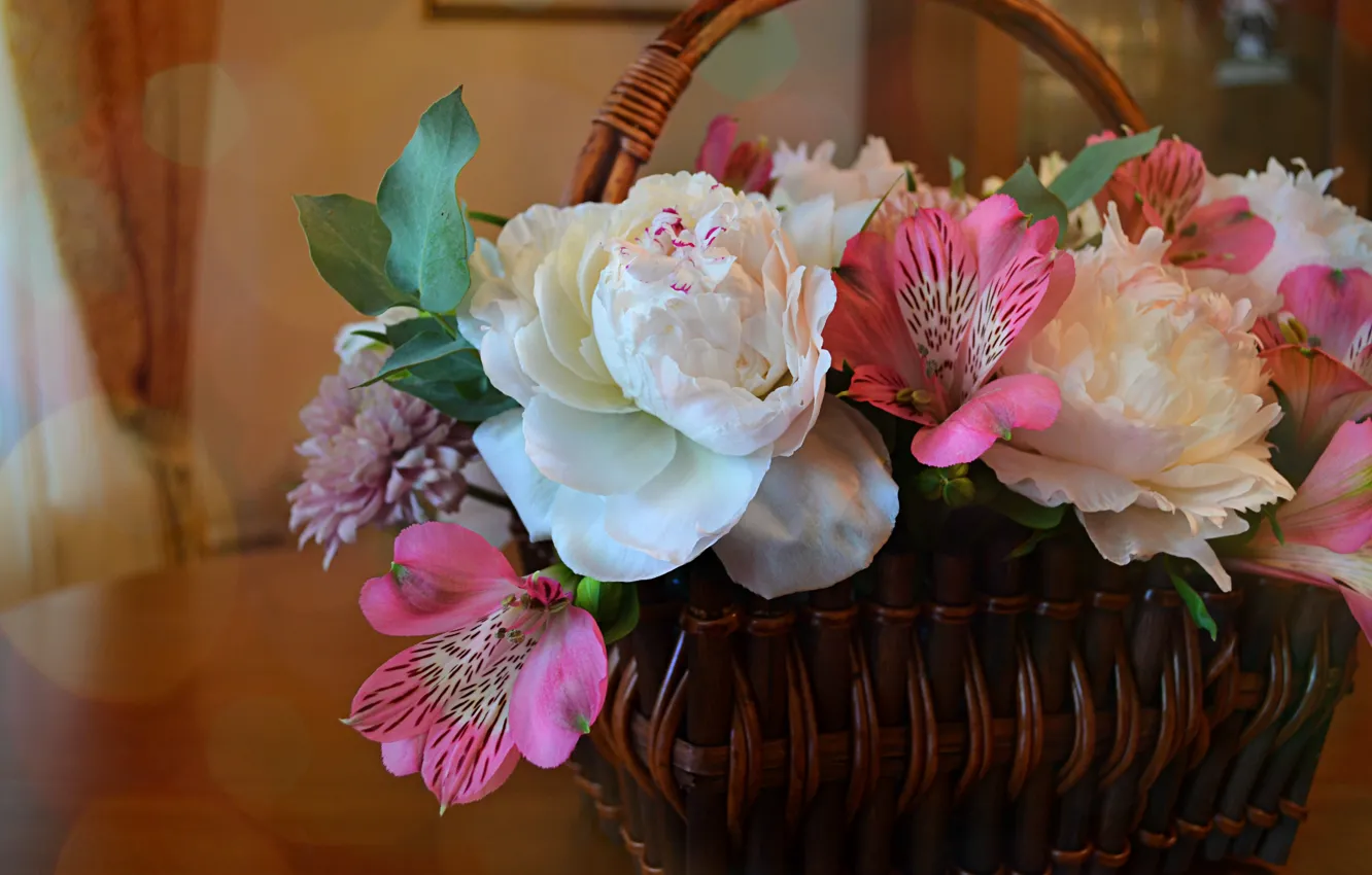 Фото обои листья, цветы, стол, праздник, корзина, лилии, букет, хризантемы