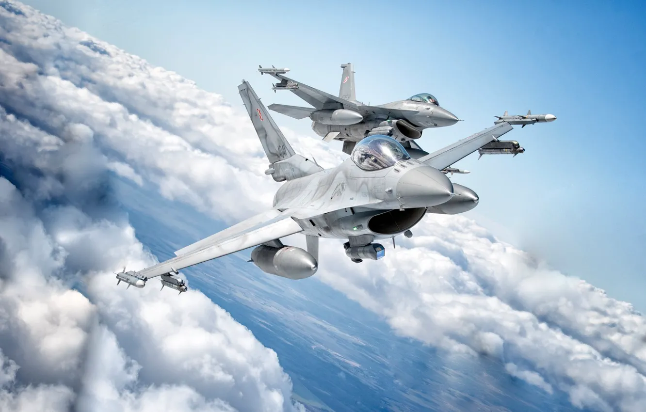 Фото обои Облака, Истребитель, F-16, F-16 Fighting Falcon, ВВС Польши, ПТБ, AIM-120 AMRAAM, AIM-9 Sidewinder