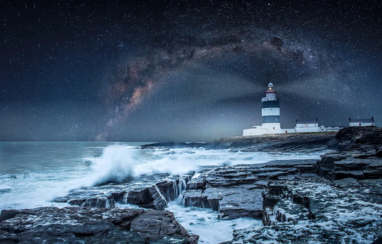 Фото обои небо, звезды, шторм, океан, берег, маяк, млечный путь, Ireland