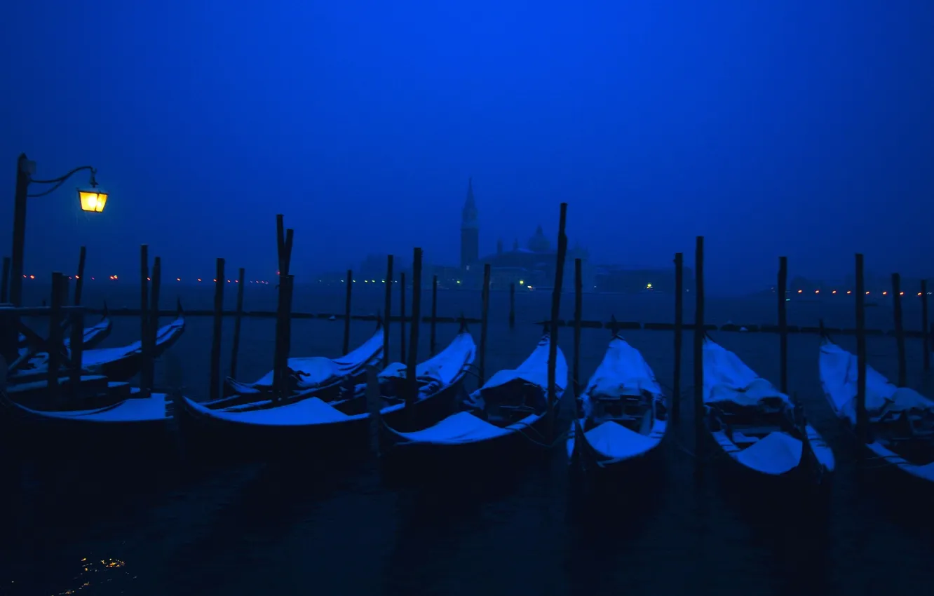 Фото обои ночь, огни, лодки, Италия, фонарь, Венеция, канал, гондола