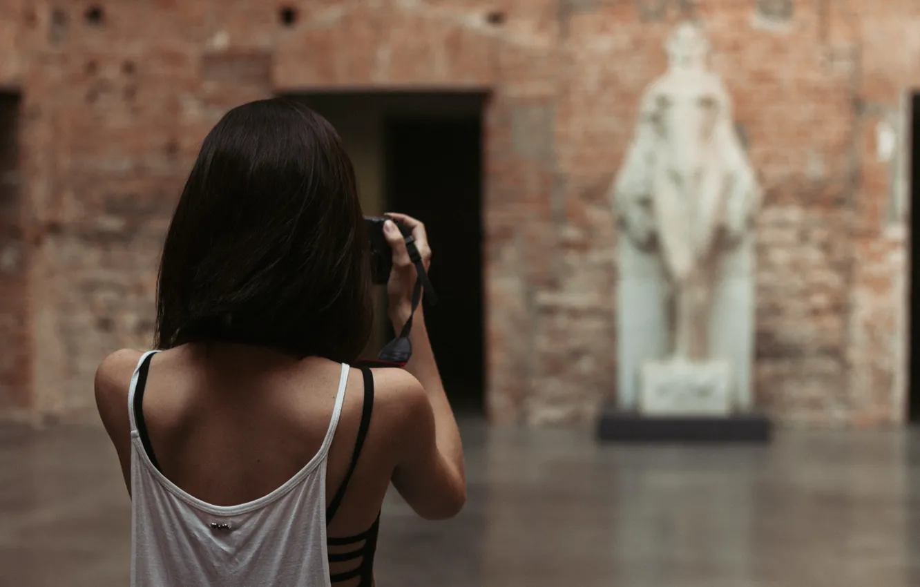 Фото обои девушка, стрижка, спина, майка, статуя, фотографирует