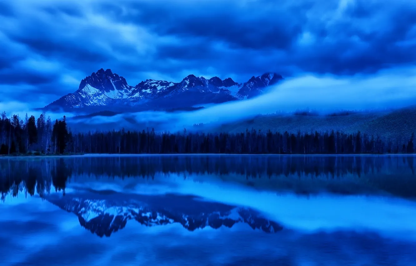 Фото обои небо, облака, деревья, горы, ночь, озеро, отражение