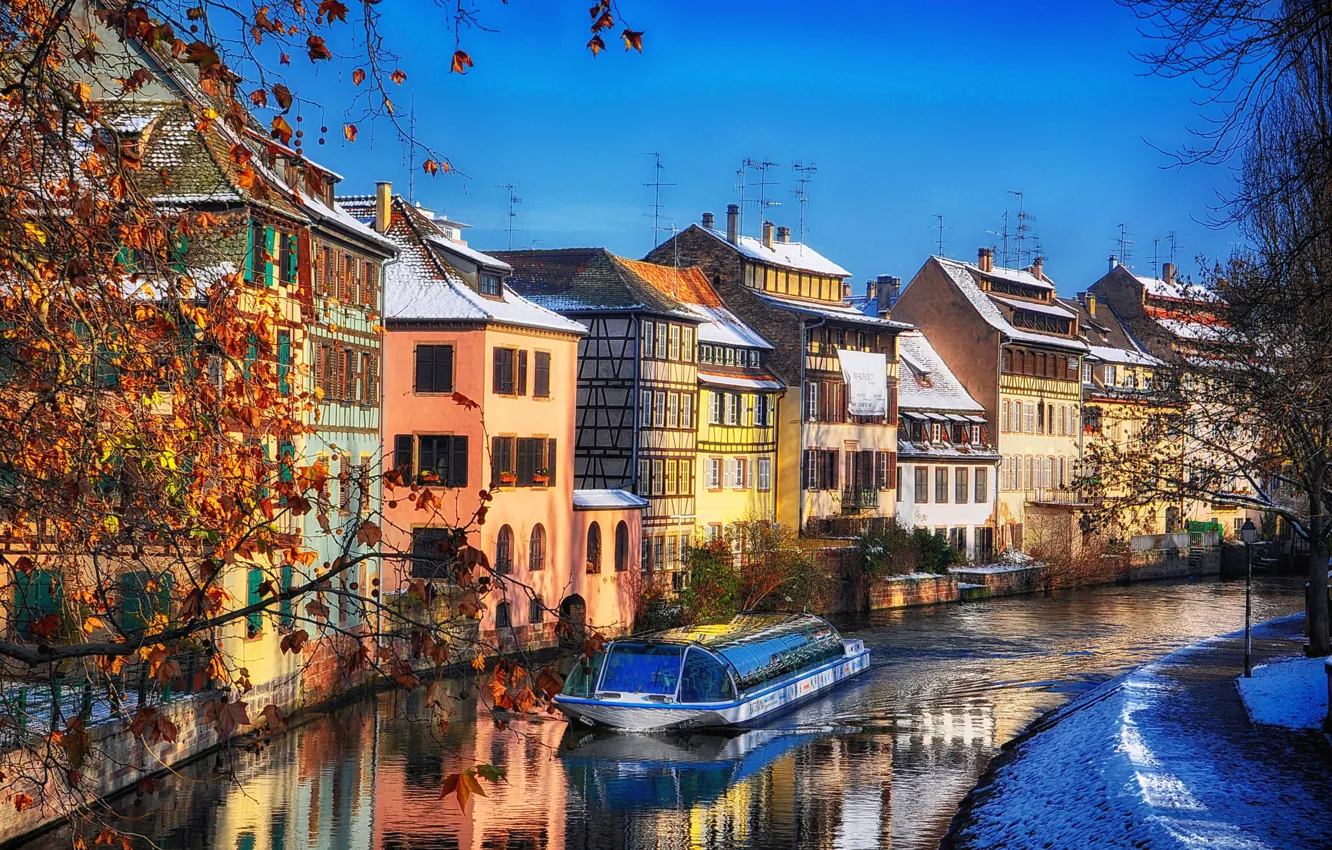 Фото обои город, река, Франция, дома, Страсбург, теплоходик