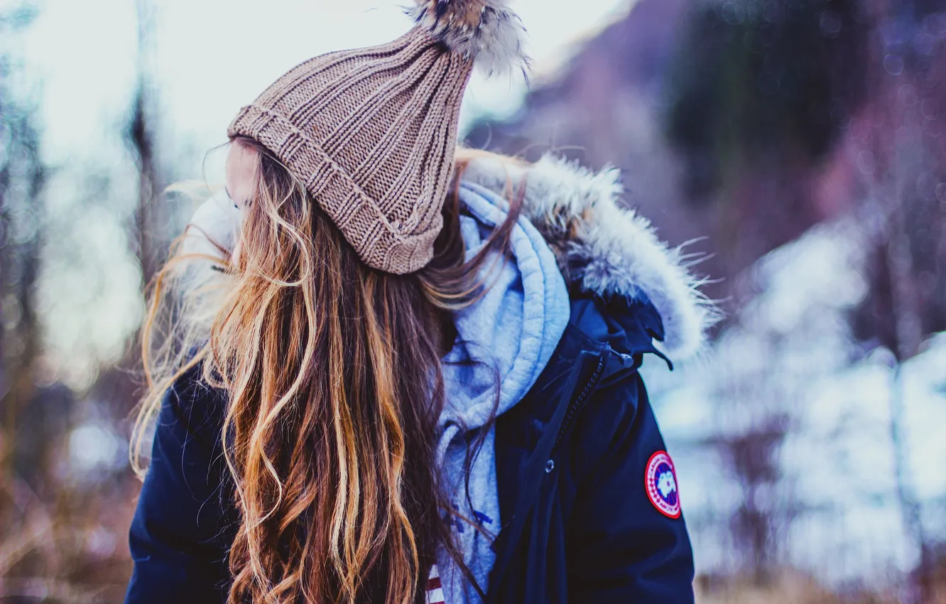 Фото обои девушка, шапка, волосы, куртка