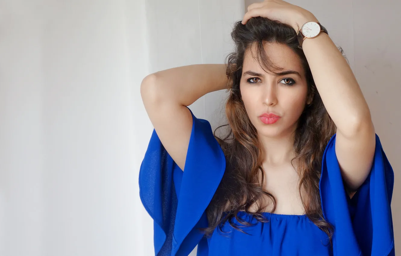 Фото обои взгляд, лицо, фон, волосы, часы, руки