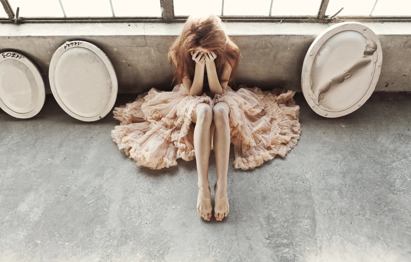 Фото обои девушка, ноги, руки, платье, плачет