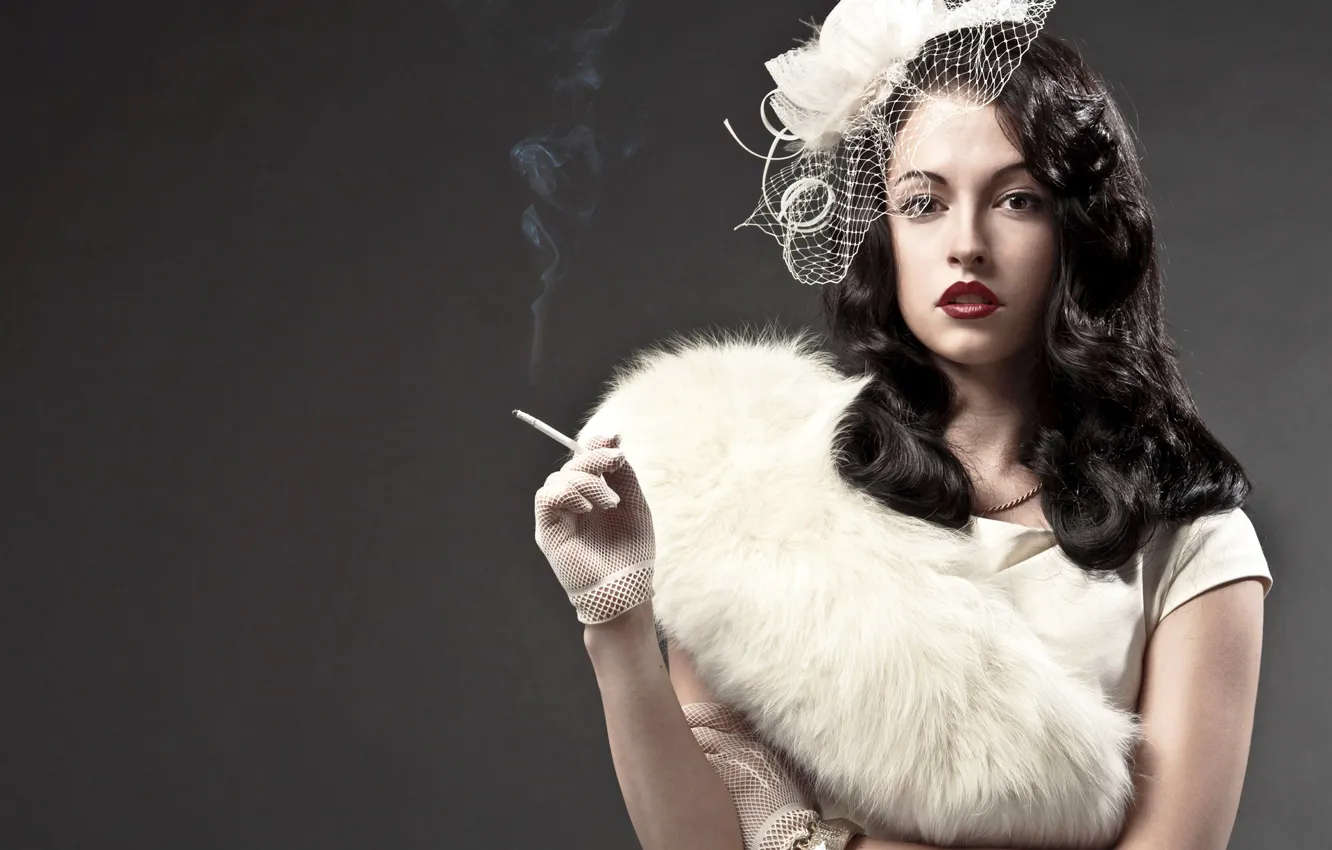 Фото обои взгляд, девушка, дым, брюнетка, сигарета, перчатки, шляпка, вуаль