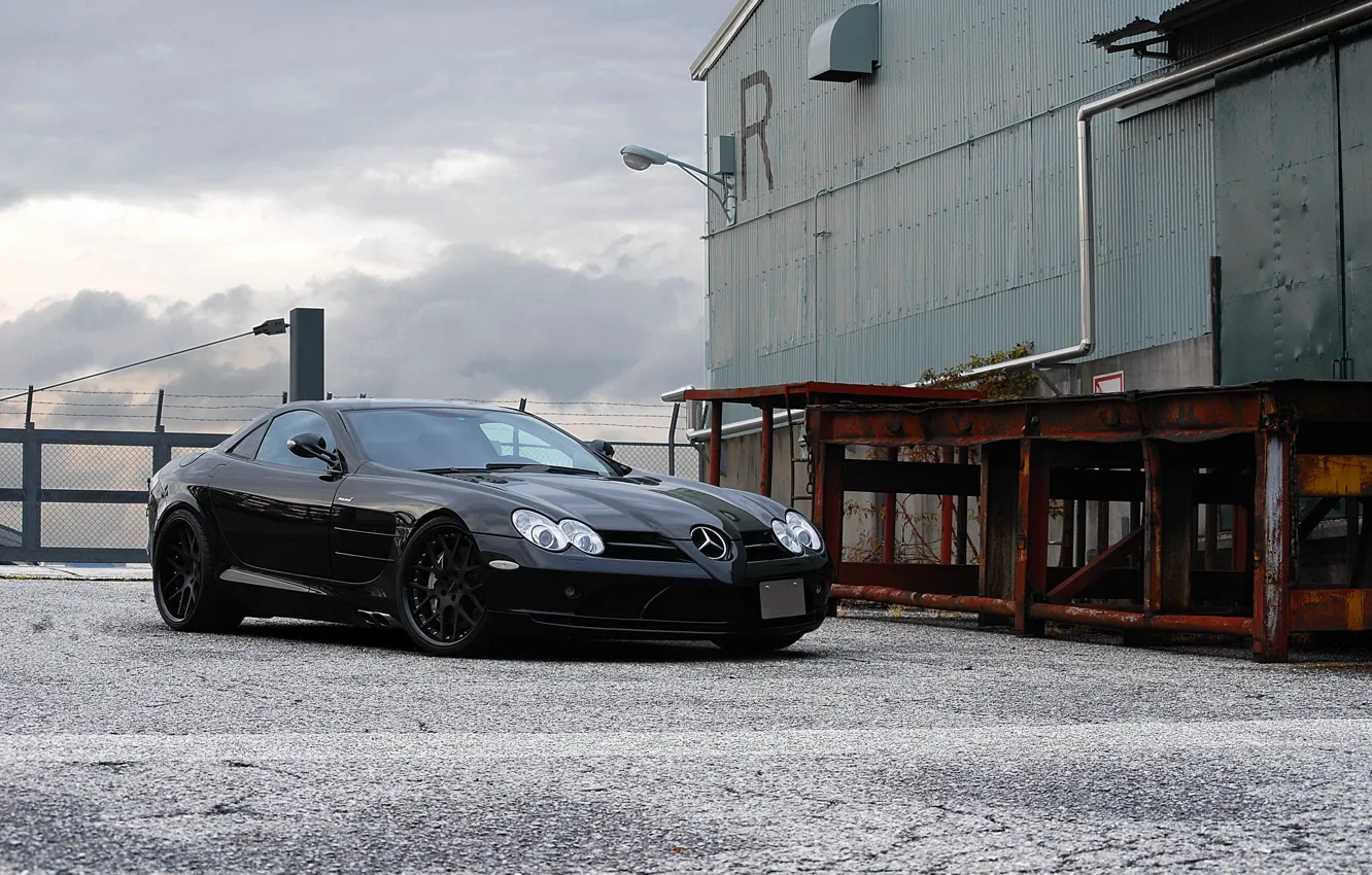 Фото обои чёрный, здание, фонарь, black, Mercedes Benz, вид спереди, SLR McLaren, рампа