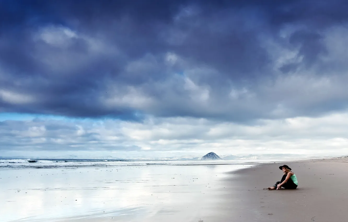 Фото обои пляж, небо, девушка, облака, поза, Океан