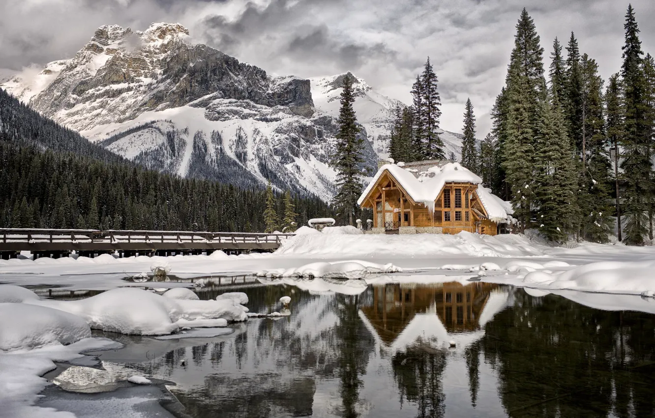 Фото обои зима, снег, деревья, горы, мост, озеро, хижина