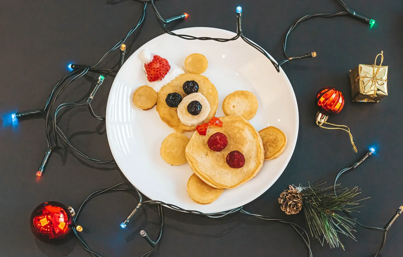 Фото обои креатив, праздник, шары, игрушки, новый год, ягода, тарелка, мишка