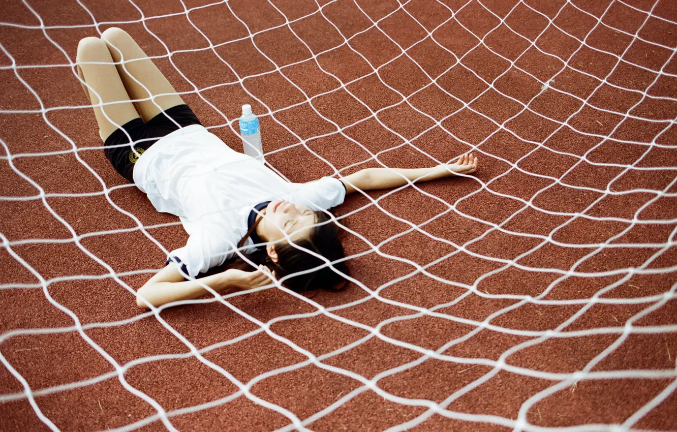 Фото обои girl, water, net, tired