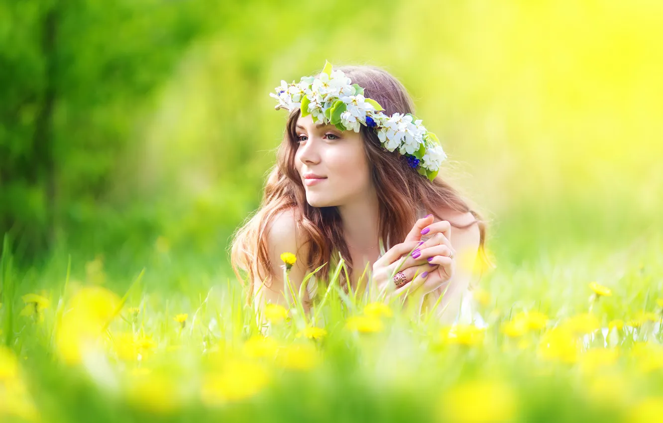 Фото обои трава, взгляд, девушка, цветы, задумчивость, шатенка, венок