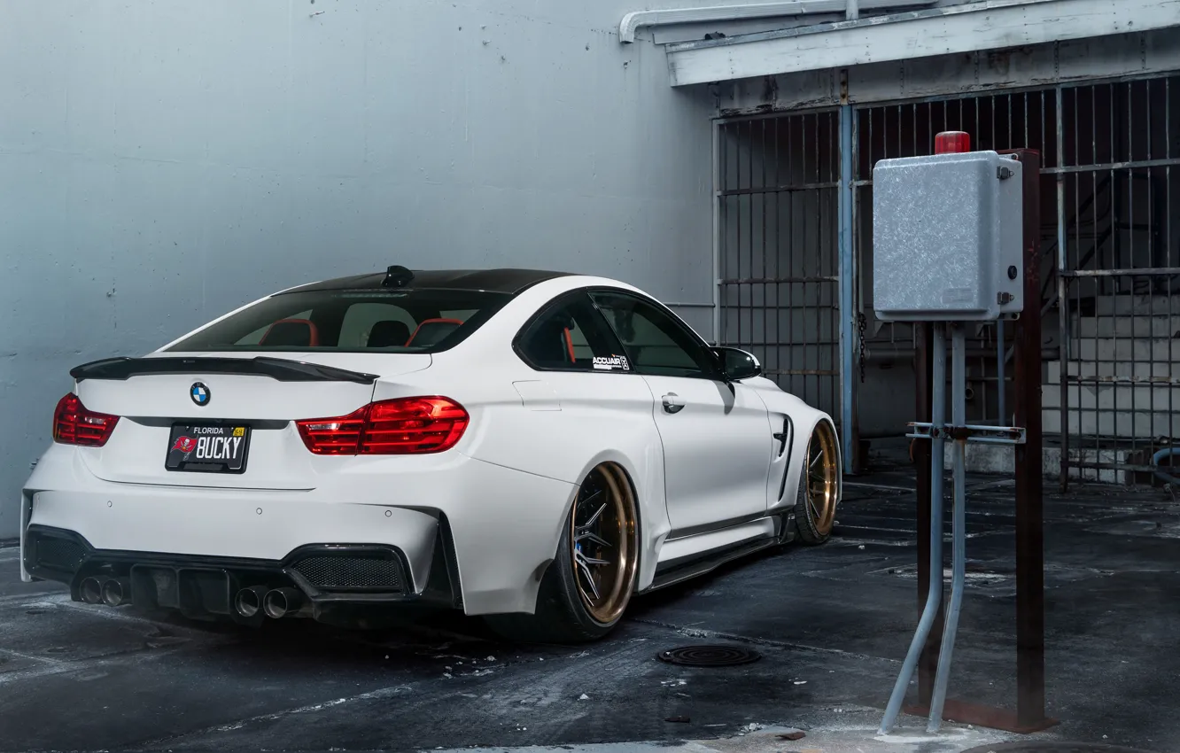 Фото обои гараж, BMW, BMW M4