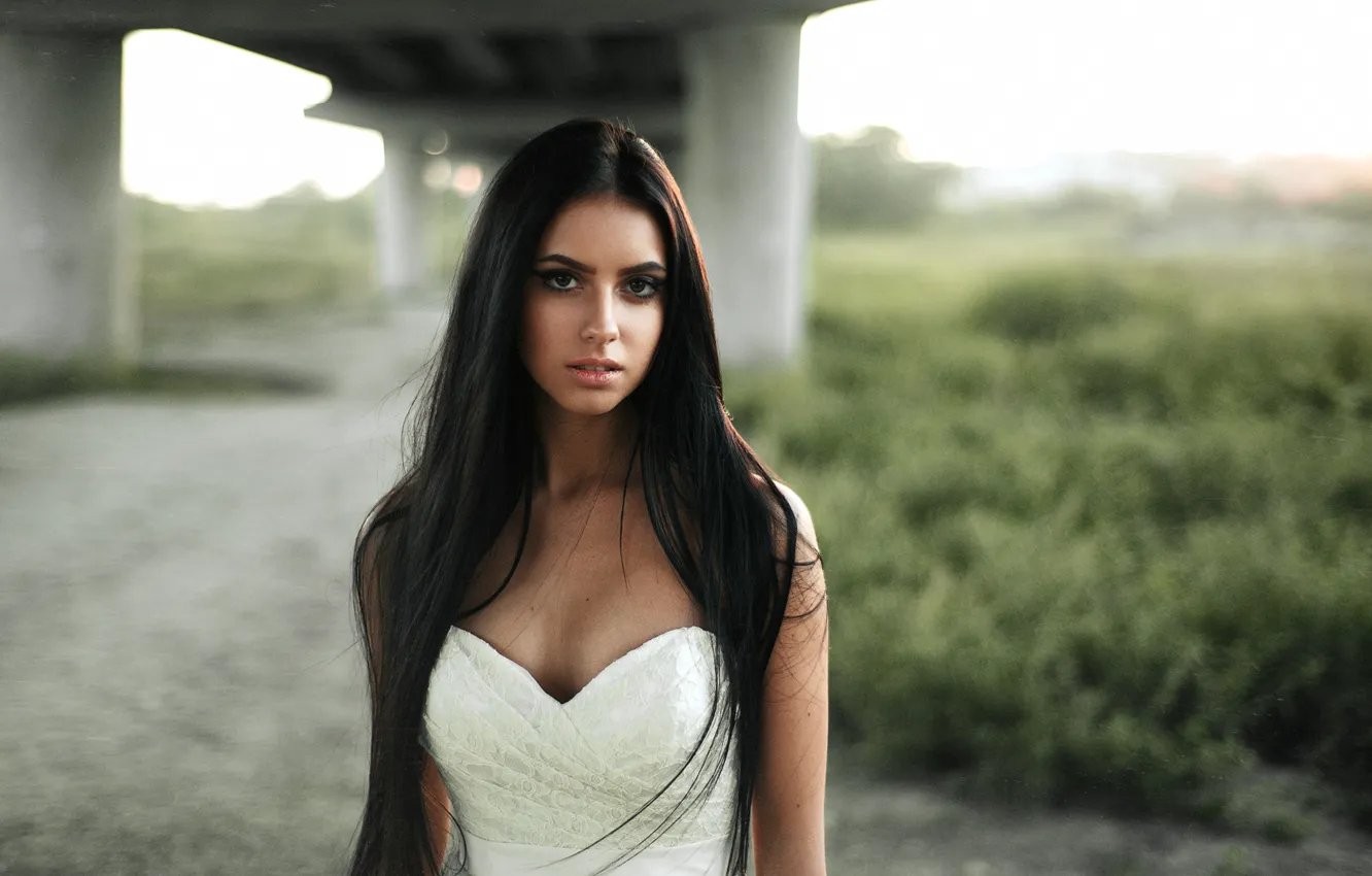 Фото обои девушка, мост, модель, портрет, брюнетка, декольте, light, beauty