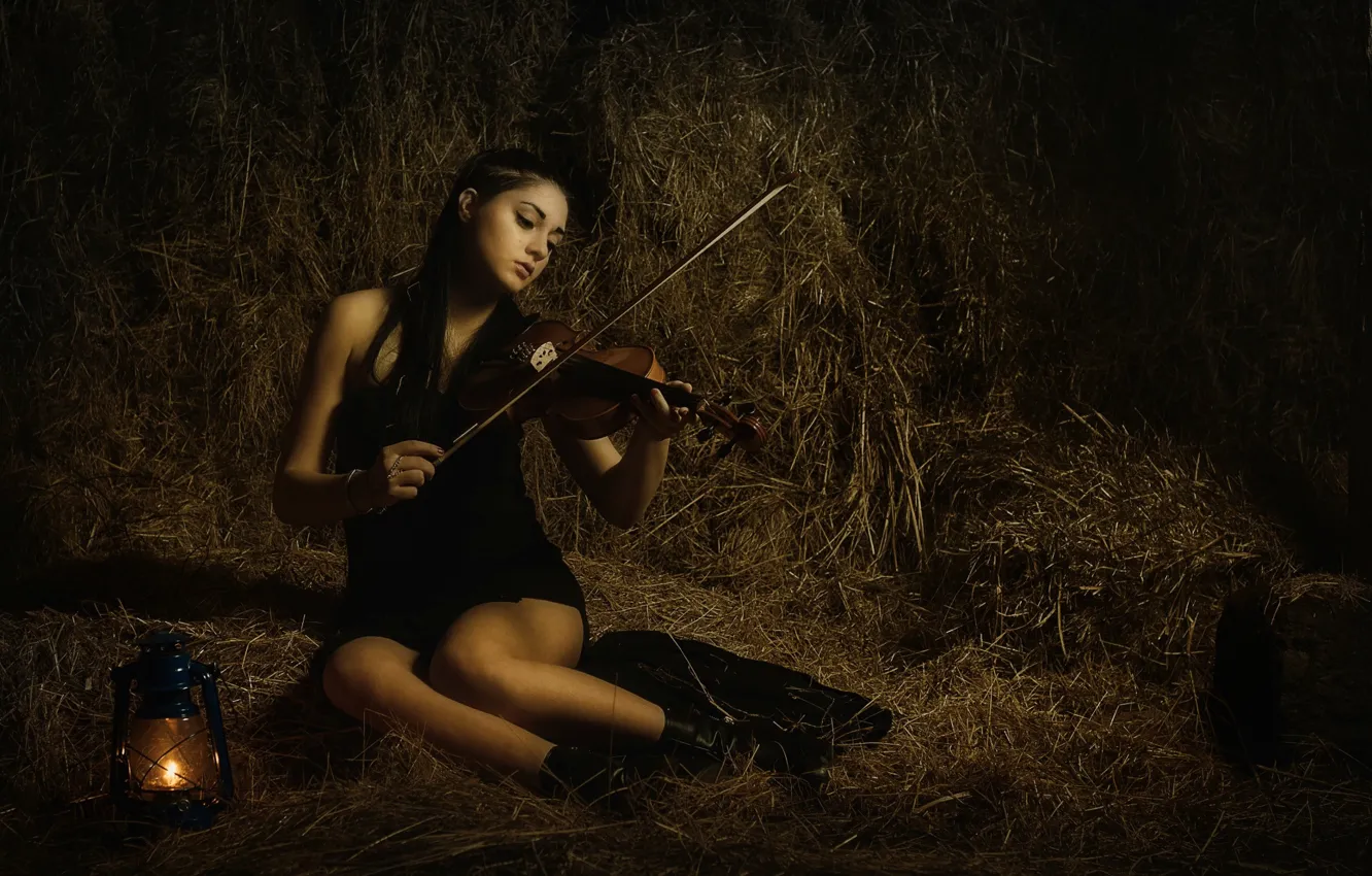 Фото обои девушка, скрипка, лампа, сено