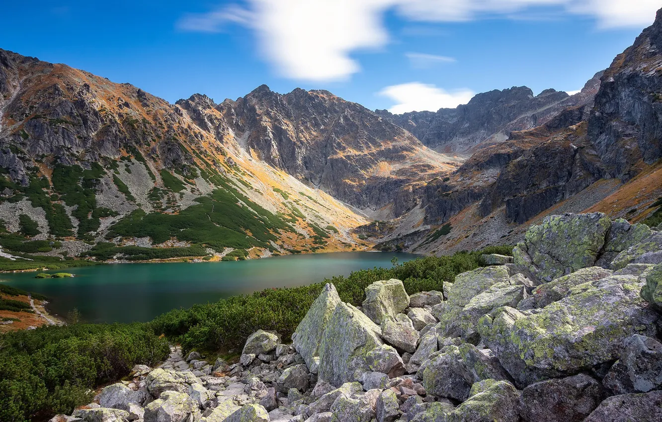 Фото обои небо, горы, озеро, синева, камни, скалы, берег, вершины