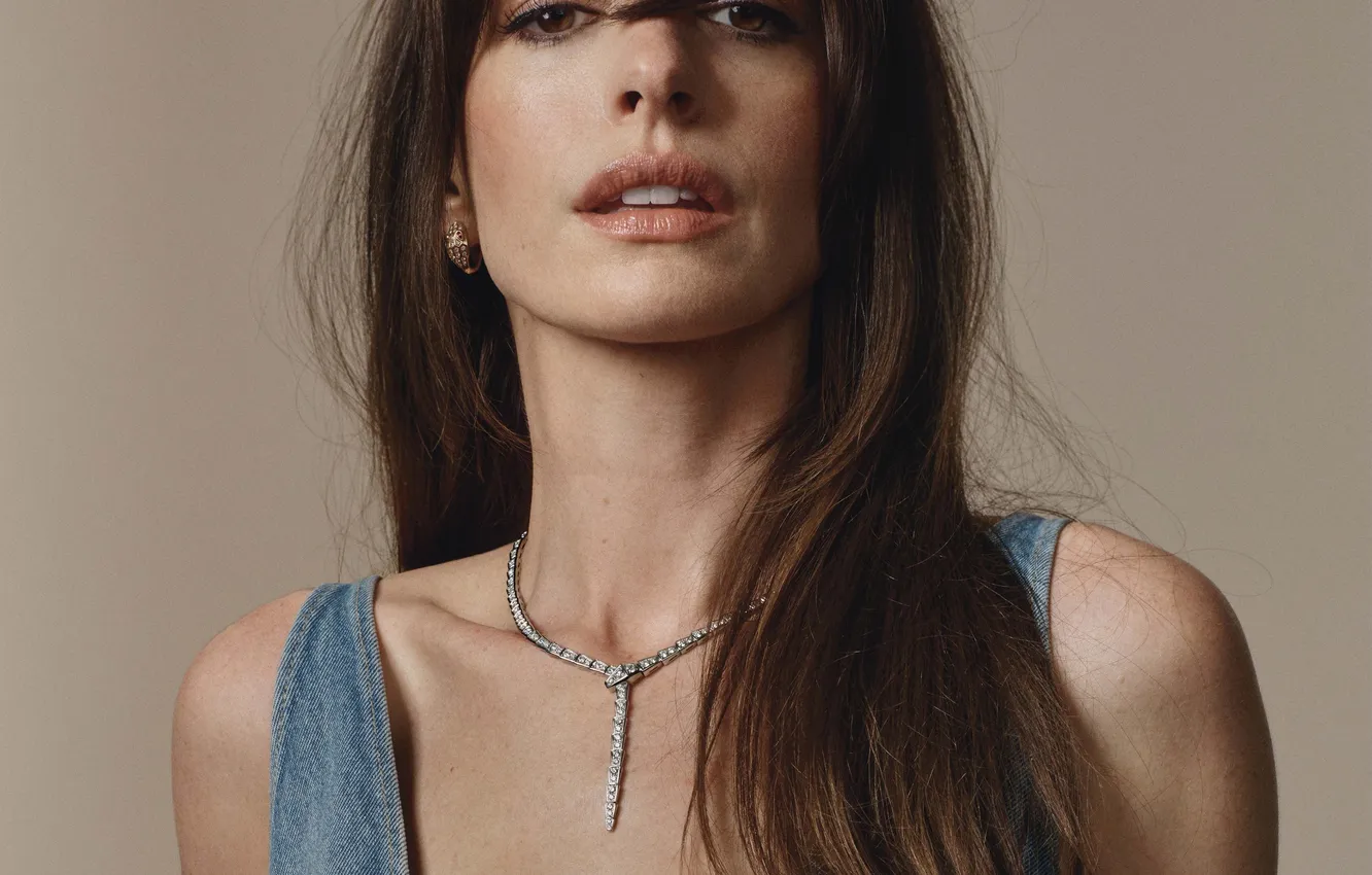 Фото обои взгляд, милая, Anne Hathaway, Энн Хэтэуэй