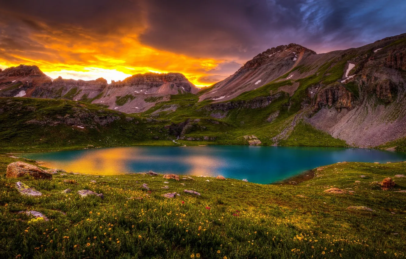 Фото обои облака, пейзаж, цветы, горы, природа, озеро, травка