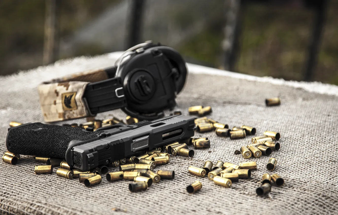 Фото обои пистолет, оружие, наушники, гильзы, Glock, австрийский, самозарядный