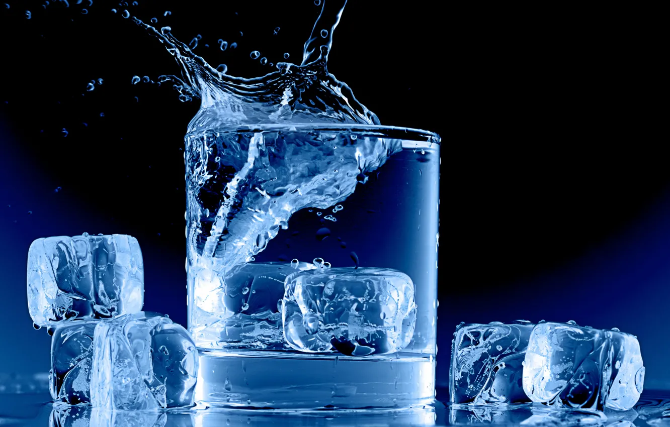 Фото обои лед, вода, стакан, всплеск, кубики льда