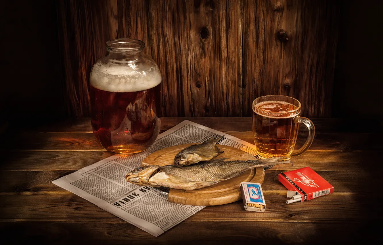 Фото обои бокал, пиво, спички, рыба, кружка, газета, банка, натюрморт