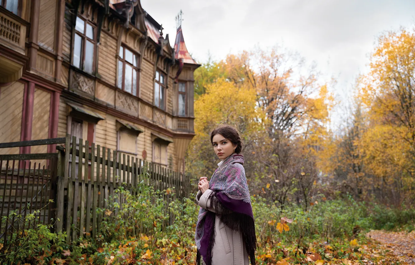 Фото обои осень, взгляд, девушка, природа, поза, дом, модель, пальто