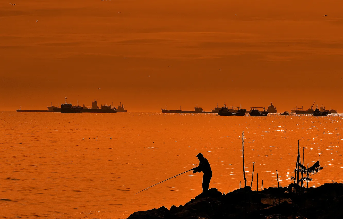 Фото обои пролив, берег, корабль, рыбак, вечер, силуэт, зарево, Турция
