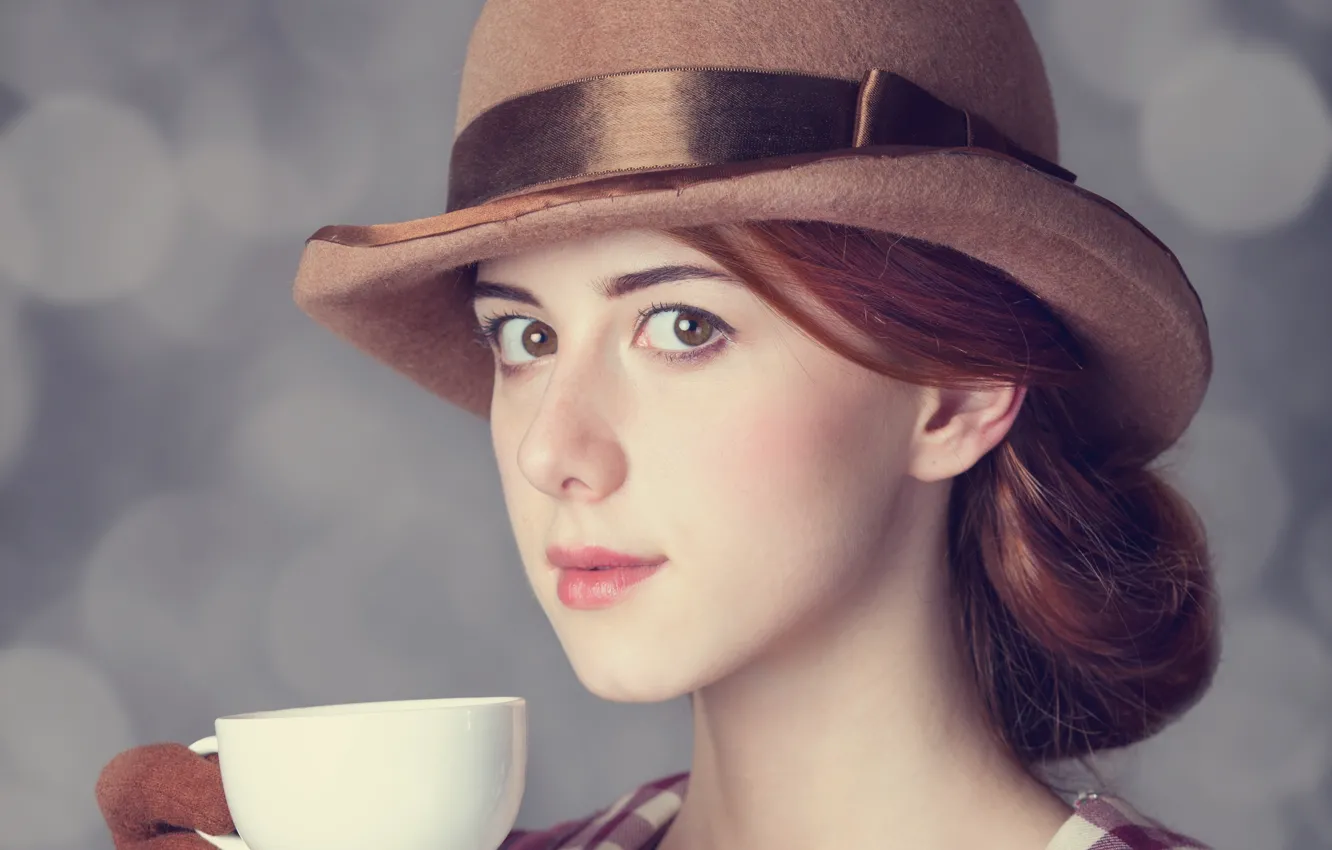 Фото обои взгляд, девушка, чашка, шатенка, шляпка, причёска, элегантность, кареглазая