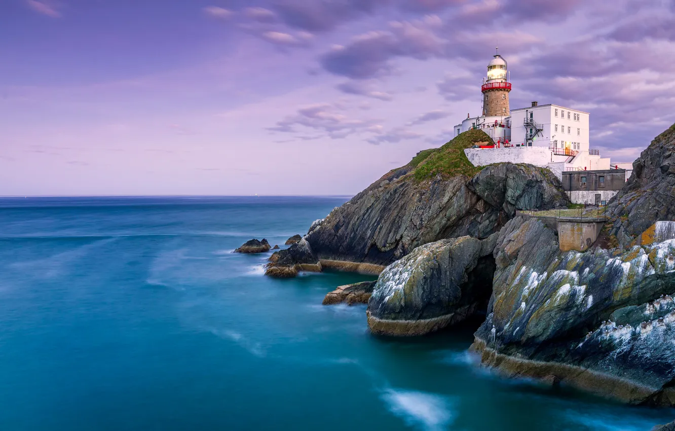 Фото обои море, небо, камни, скалы, берег, маяк, горизонт, Baily Lighthouse