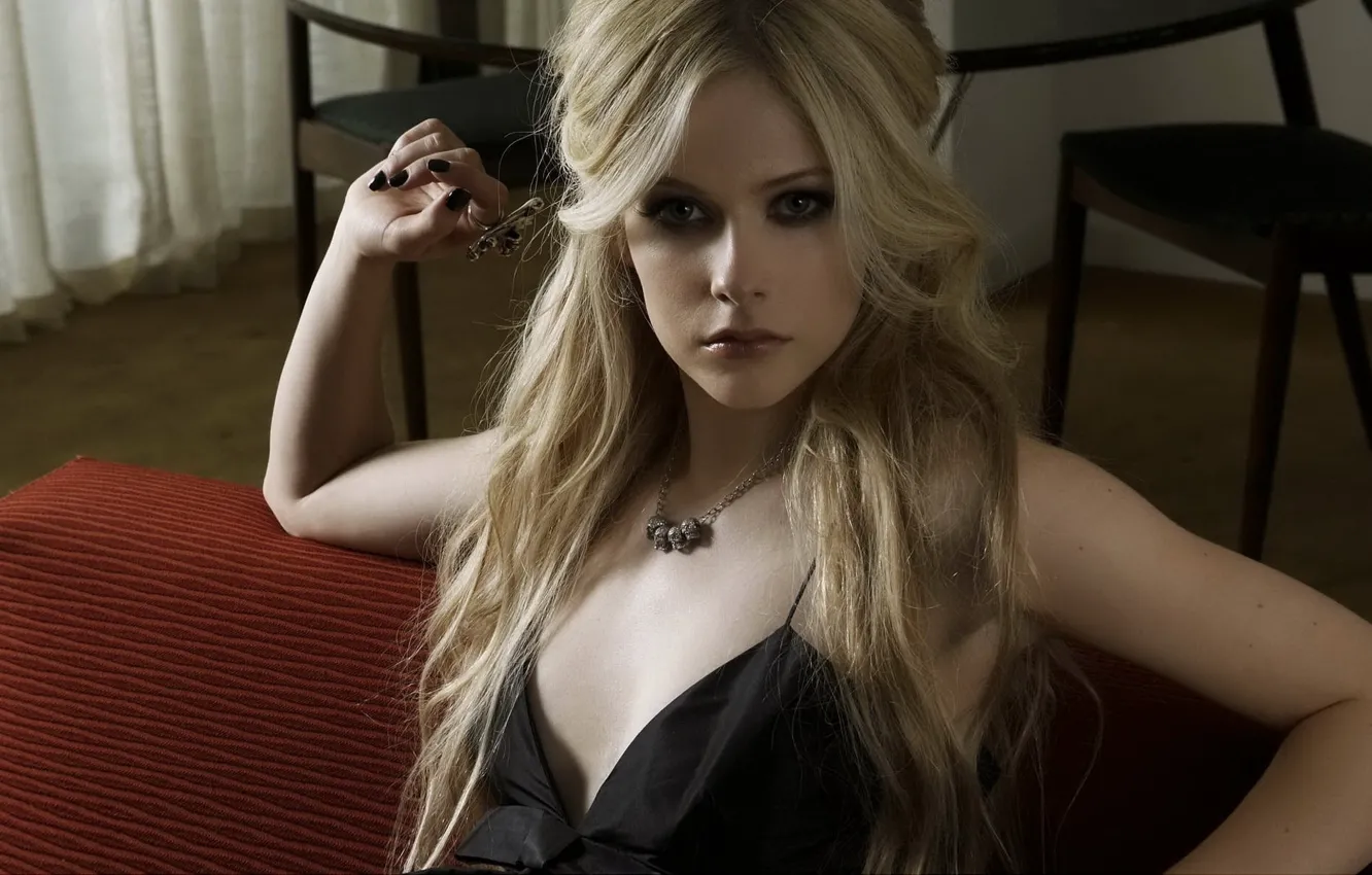 Фото обои Avril, Lavigne, чёрный лак, на диване
