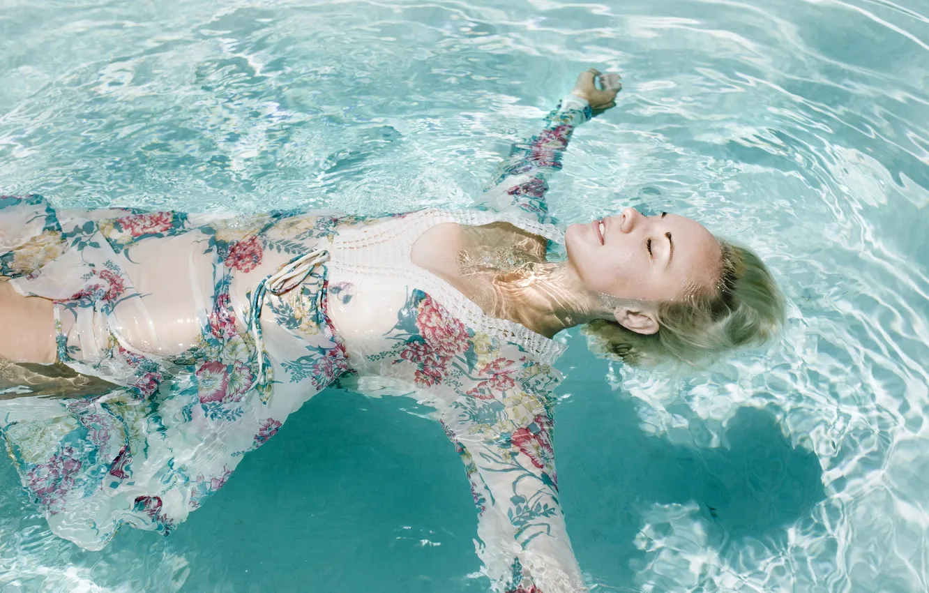 Фото обои вода, девушка, бассейн, блондинка