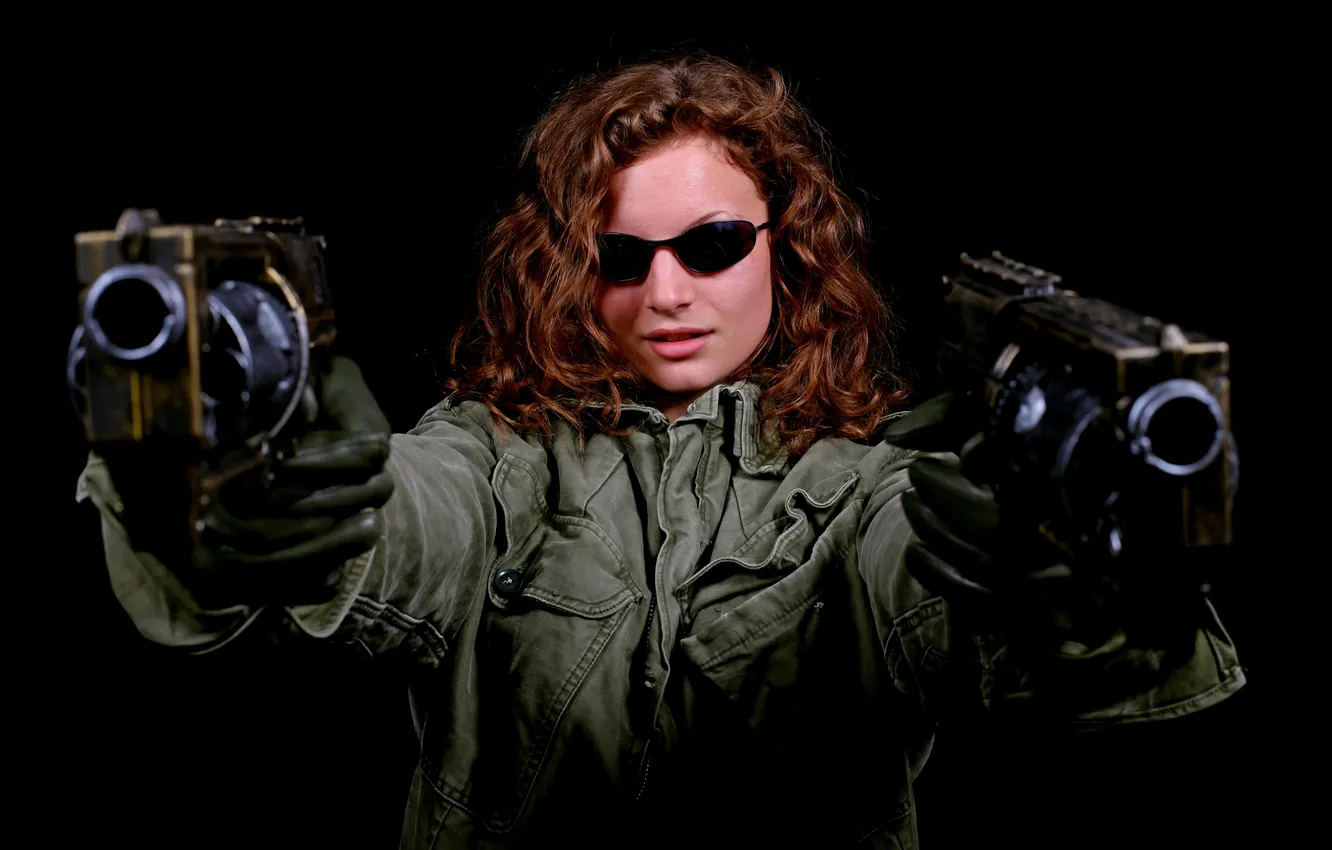 Фото обои девушка, лицо, волосы, пистолеты, очки, куртка