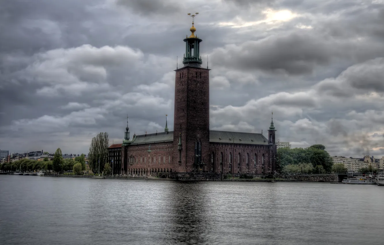 Фото обои тучи, река, пасмурно, здание, башня, Швеция, набережная, Stockholm