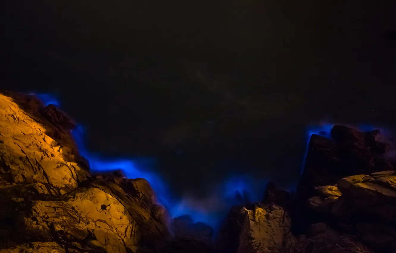 Фото обои море, свет, брызги, ночь, скалы