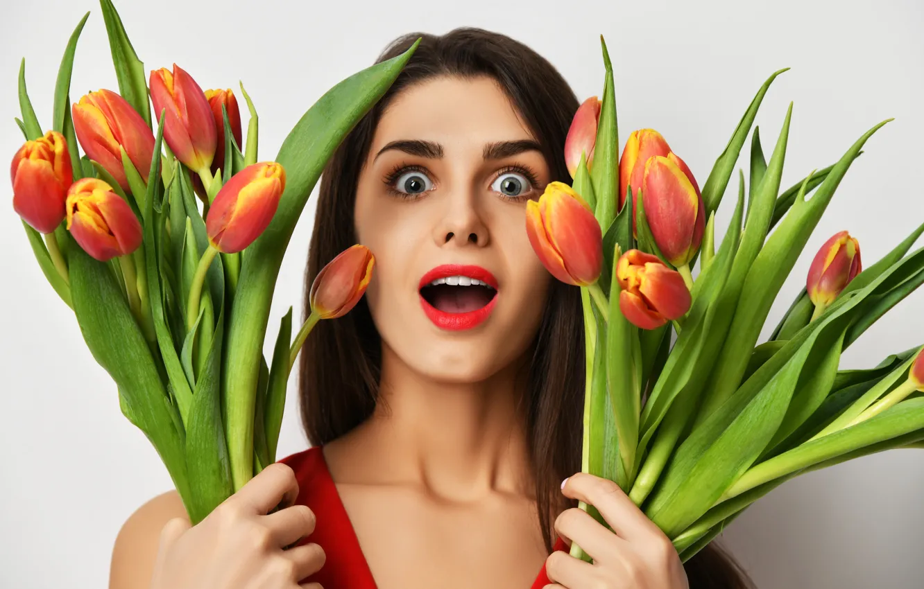 Фото обои девушка, цветы, лицо, фон, удивление, макияж, прическа, тюльпаны