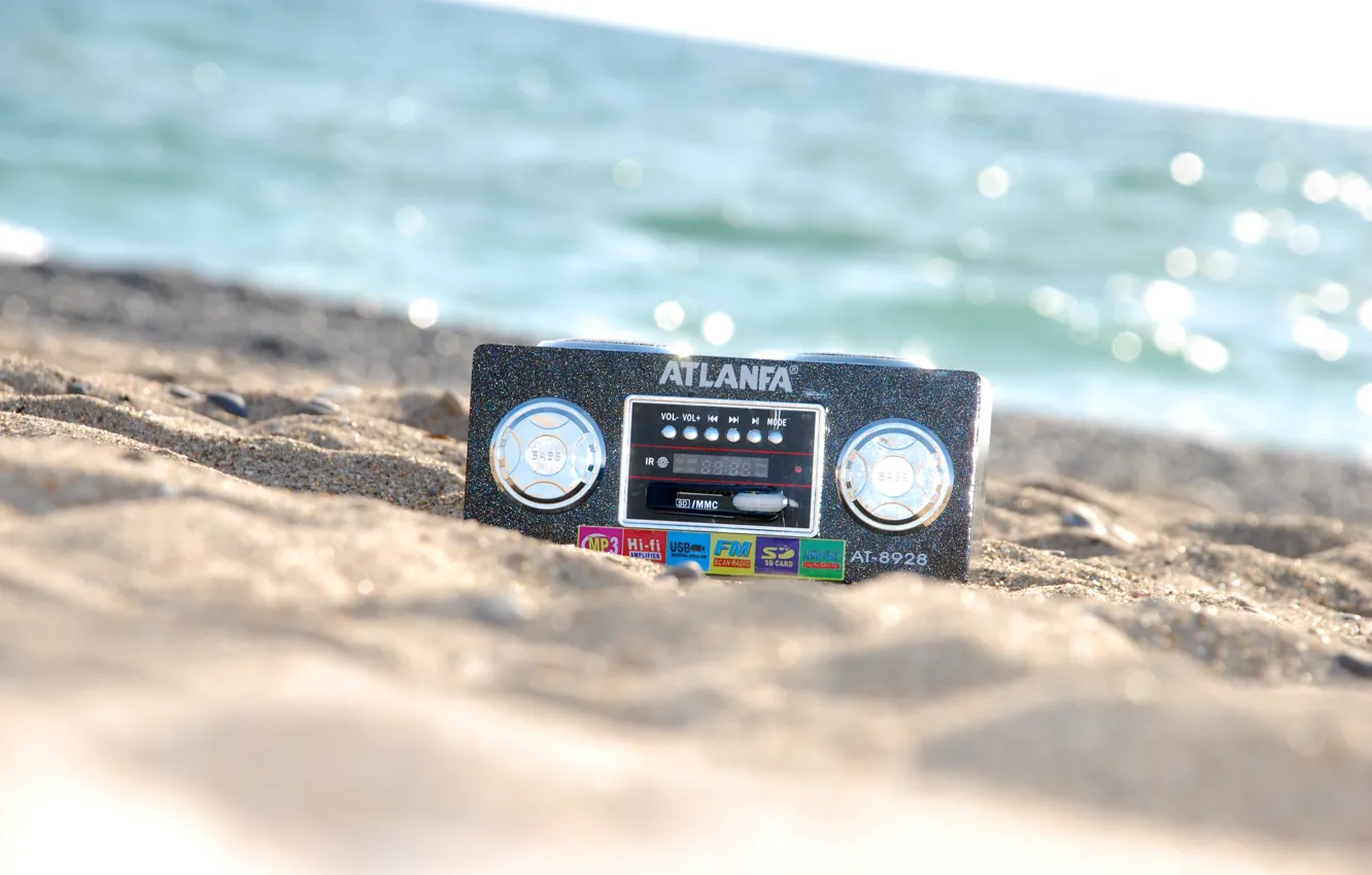 Фото обои песок, море, музыка, радио, магнитола