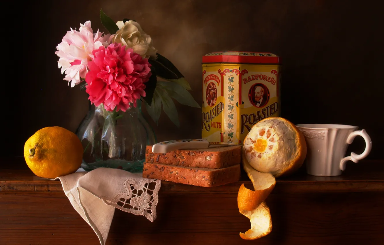 Фото обои цветы, коробка, лимон, апельсин, хлеб, чашка, натюрморт