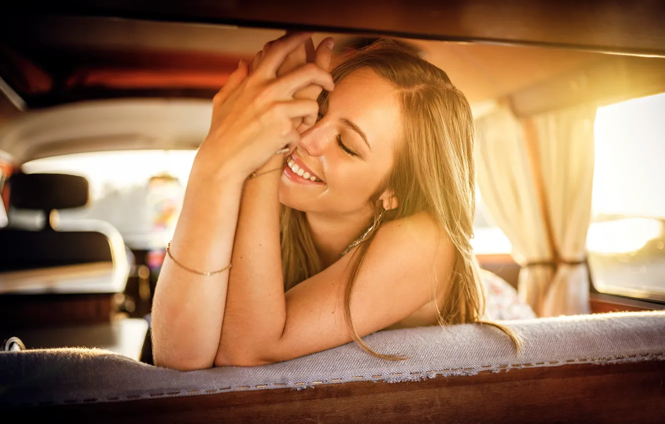 Фото обои авто, девушка, смех, EIKONAS