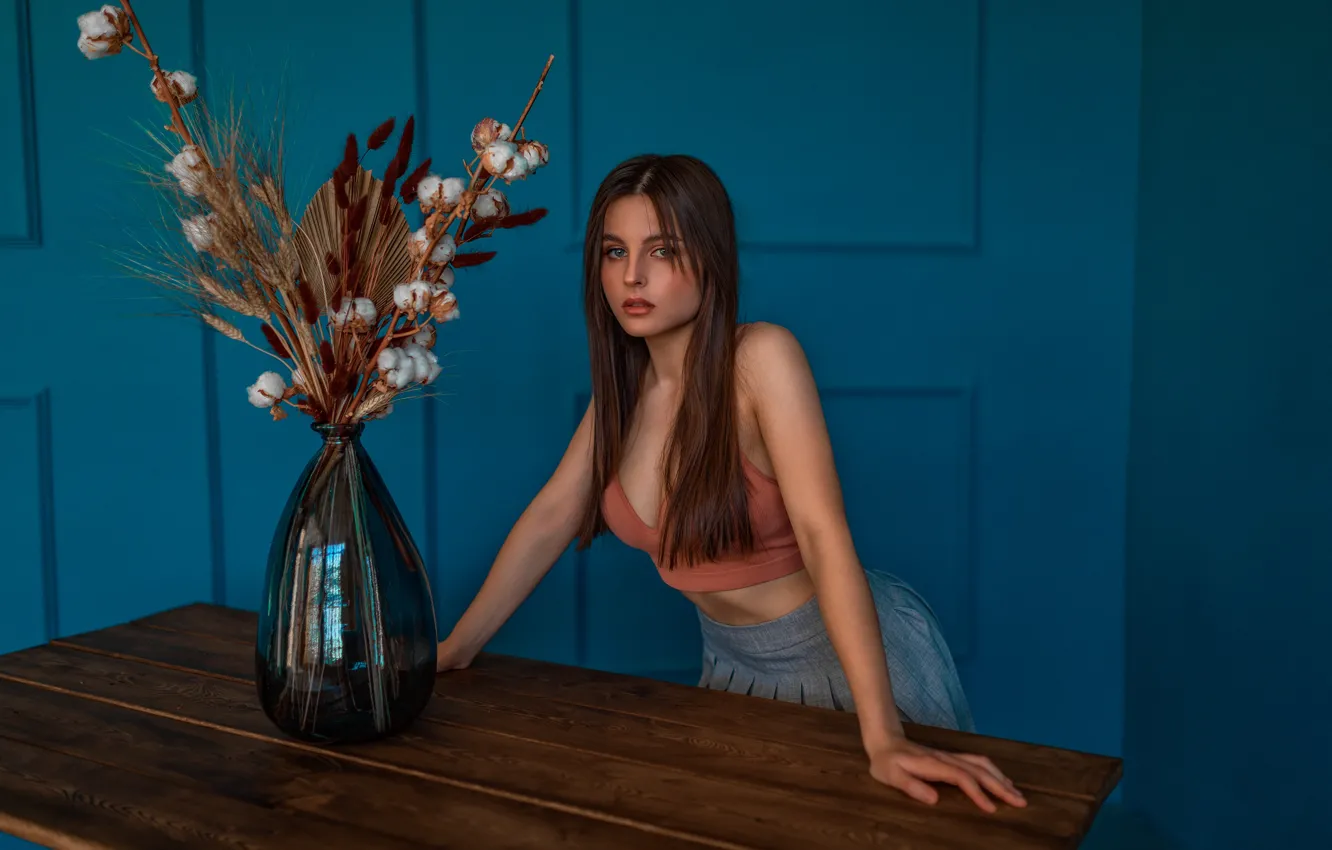 Фото обои взгляд, девушка, поза, букет, ваза, длинные волосы, Ольга Канайкина