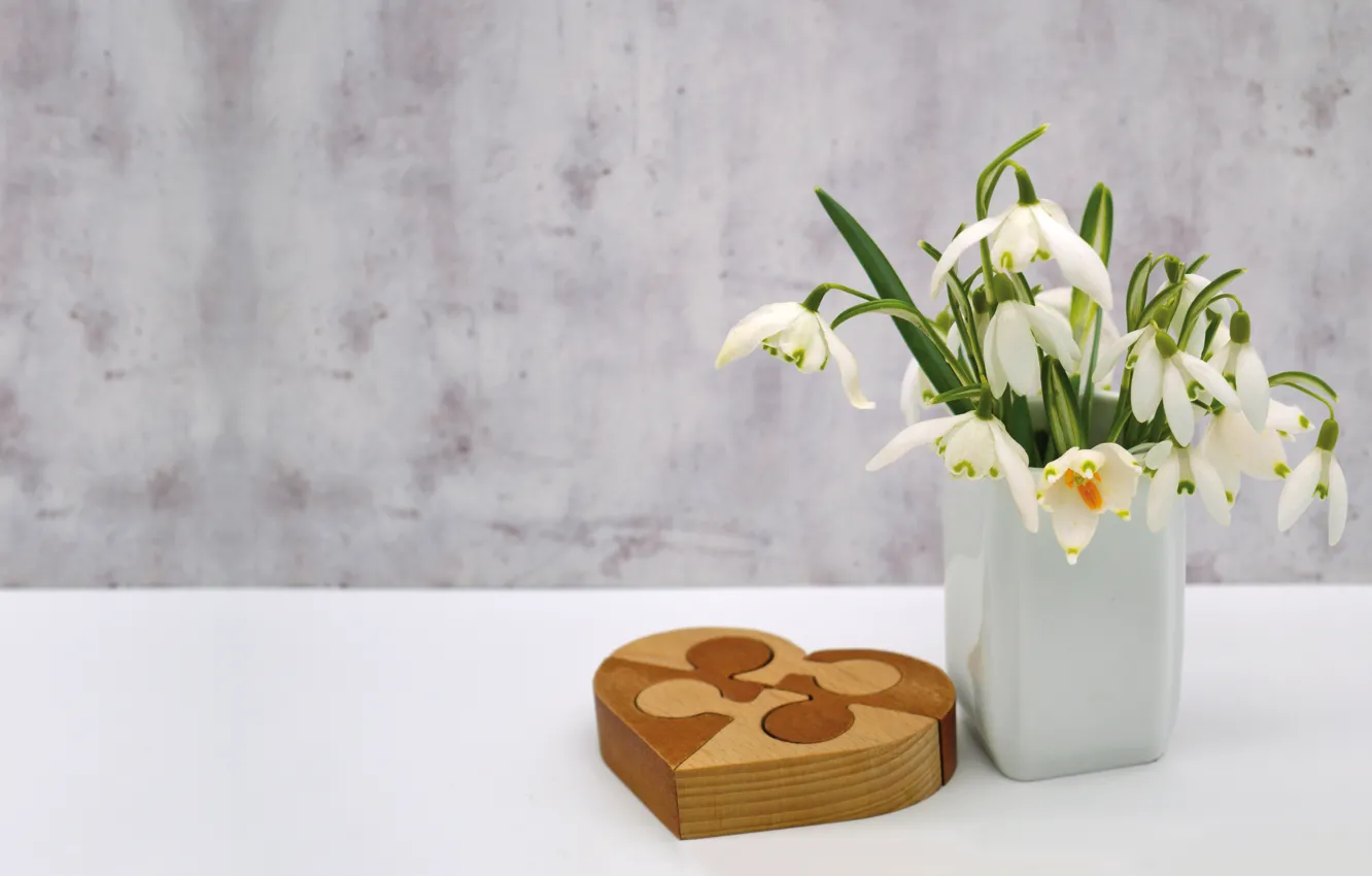 Фото обои цветы, стена, сердце, букет, весна, подснежники, ваза, белые