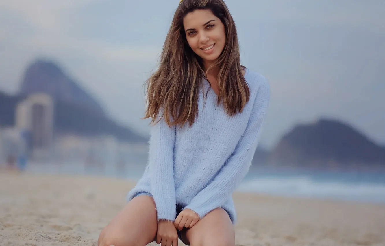 Фото обои песок, девушка, улыбка, шатенка, пуловер, Biuti Chile