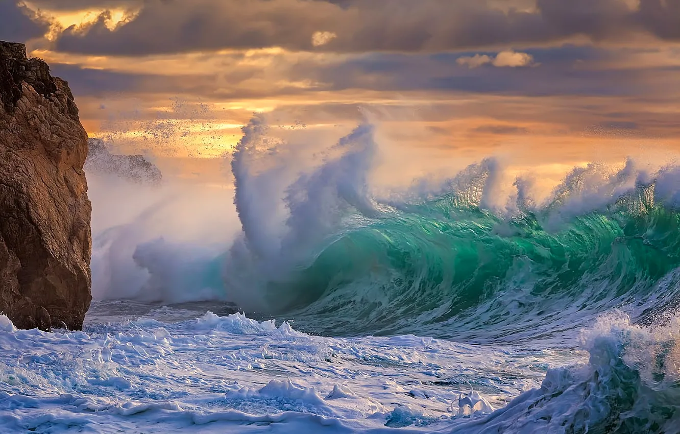 Фото обои море, волны, небо, тучи, шторм, скала